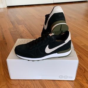 NWT Nike internationalist sneaker size 7.5